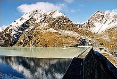 What is this famous dam?