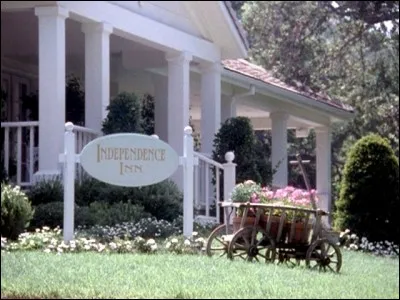 Fire! The Independence Inn catches fire during a conference for what famous author?