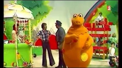 In L'Ile aux enfants , what color is Casimir?