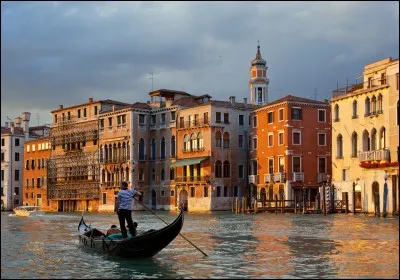 Venice is bordered by the Tyrrhenian Sea.