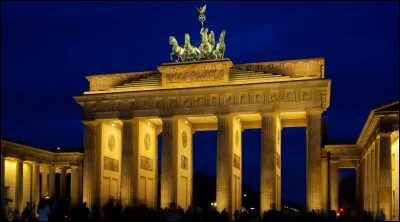 I am the symbol of the city of Berlin, the canton and city of Bern and Russia.