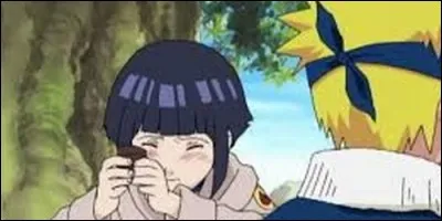 What does Hinata offer Naruto during the Chunin exam?