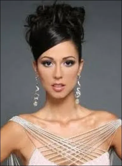 Who was elected as the most beautiful woman in Canada of the year 2009 ?