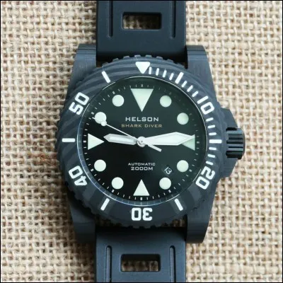 What depth does ISO 6425 require dive watches to be water resistant to?