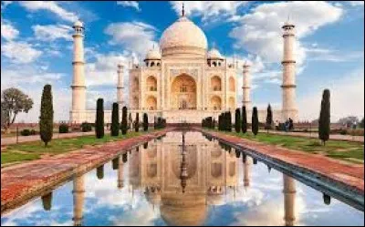 In which Indian city is the Taj Mahal located?