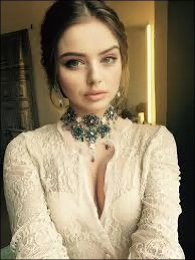 Who is this candidate, and which country does she represent ?