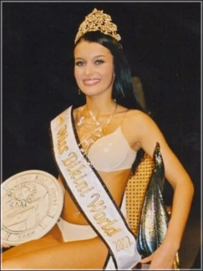 Who is the most beautiful woman in swimsuit in 2002 ?