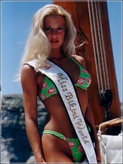 Who is the most beautiful woman in swimsuit in 2000 ?