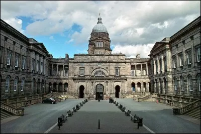 There are ... students in the University of Edinburgh.