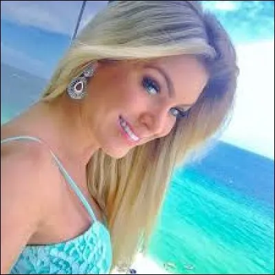 Who was elected most beautiful woman on Brazil in 1999 ?