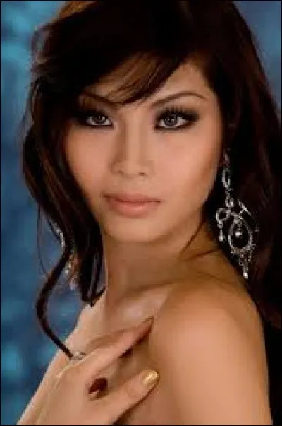 Who was elected most beautiful woman on Singapore in 2009 ?