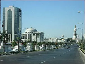 The capital of Turkmenistan, this city of around 750,000 inhabitants is located in an oasis in the Karakum desert at the foot of the Kodet-Dag range.