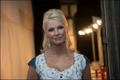 Who was elected as the most beautiful woman on Estonia in 1990 ?