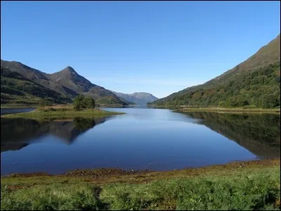 When the Blackwater Reservoir was getting built, how much gravel was removed in Lochleven so boats could get up the Loch?