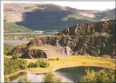 In which village was there a slate quarry?