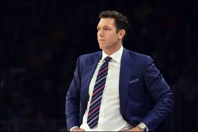 Which team does Luke Walton coach?