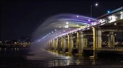 Where is the Banpo Bridge located?