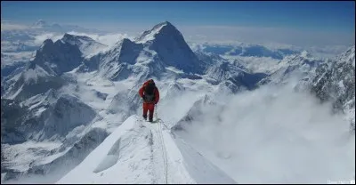How old was the youngest and the oldest person to ascend Mount Everest?