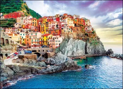 And here is one of the five villages classified as UNESCO heritage sites : the Cinque Terre and their cheerful and colorful houses :