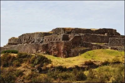 Where should you go, not far from Cuzco, to see the Puca Pucará archaeological site ?