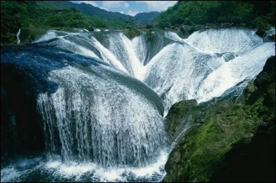Where is the imposing Pearl Shoal Wattefalls, on one of the tributaries of the Bailona River ?