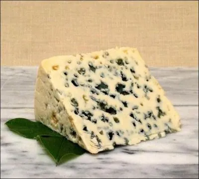 What kind of milk is used to make Roquefort cheese?
