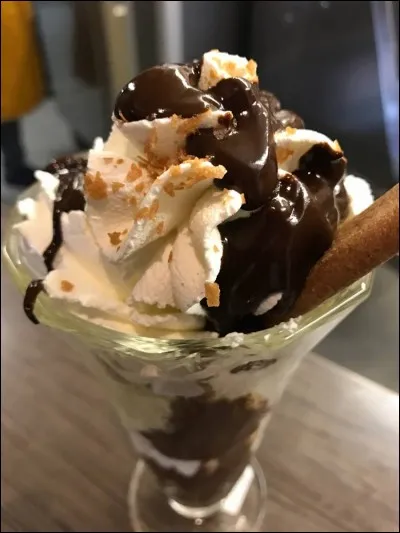 What is the French translation of the phrase "I love ice cream!"?