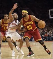 Baron Davis, player of the Warriors, in the prestigious NBA, scored the longest basket in history with an incredible shot from over 76 meters.