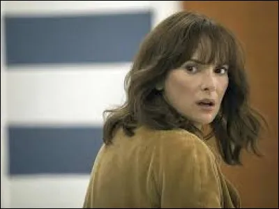 Who plays Joyce Byers?