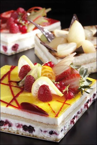 What is a 'entremets'?