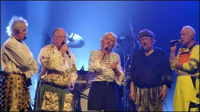 Which Breton group sang the lyrics ''J'entends le loup le renard et la belette'' (I hear the wolf, the fox and the weasel)?