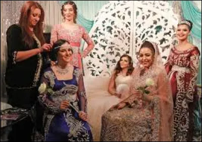How many different dresses does the bride wear to an oriental wedding, in order to respect Moroccan traditions?