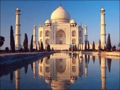 In which country is the Taj Mahal located?