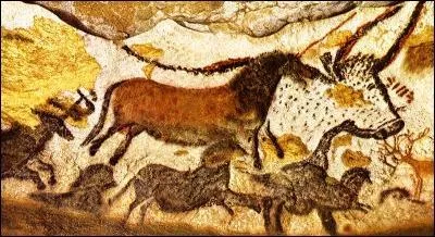 Which famous prehistoric cave was discovered in 1940?