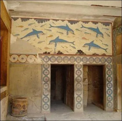 On which island is the palace of Knossos located?