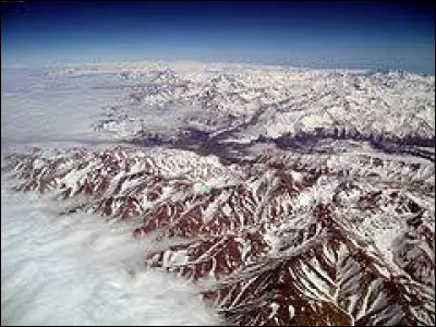 What is the longest mountain range in the world ?