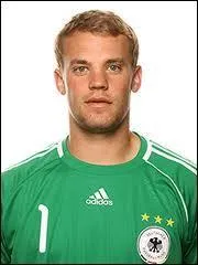 In which club does this goalkeeper play?