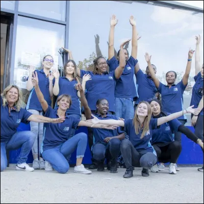 Where can we buy things to do?Clue : c'est faire une a_ _ _ _ n