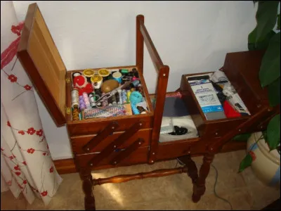 What is the name of this ''boite a couture'' piece of furniture?