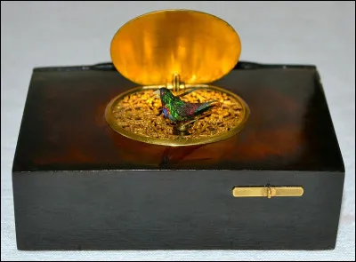 What country does ''la boite a oiseau chanteur'' come from?