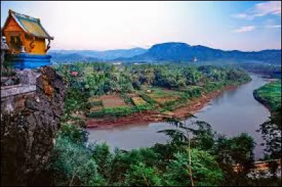 How many countries does the Mekong pass through?