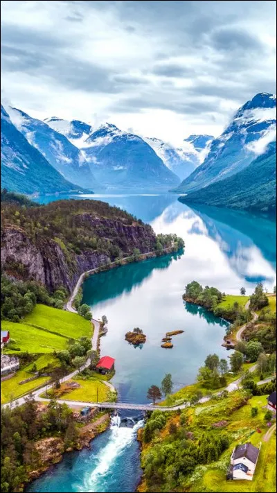 How many people will live in this country in 2022?