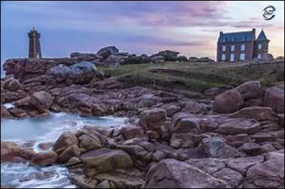 Around which Breton city is the Breton rail network organized?