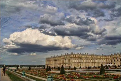 Which sovereign house encircled France towards the end of the reign of Louis XIV?