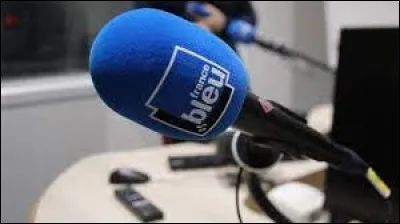 Bleu : In what year was the "France Bleu" local radio network created?
