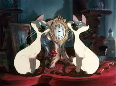 What are the names of the two Siamese cats in "Beauty and the Tramp"?
