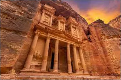 Is the city of Petra, one of the seven wonders of the modern world, located in Jordan?