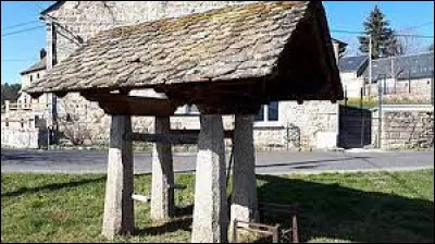 We're now in Occitanie, in front of this shoeing job, in Blavignac. A village crossed by the Truyere, between Aubrac and Margeride, it lies in the department ...