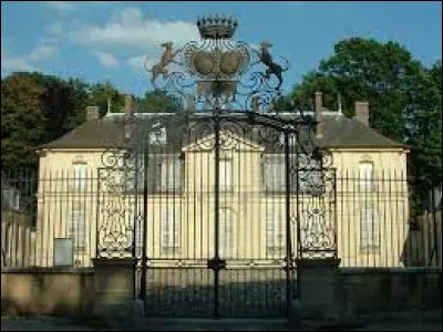 I'm taking you to Seine-et-Marne, to discover the Chateau de Jossigny. We will be in the ...