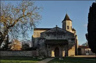 We're in Nouvelle-Aquitaine, in front of the church of Saint-Pierre-es-Liens, in Secondigne-sur-Belle. A commune in the Niortaise catchment area, it lies in the department ...
